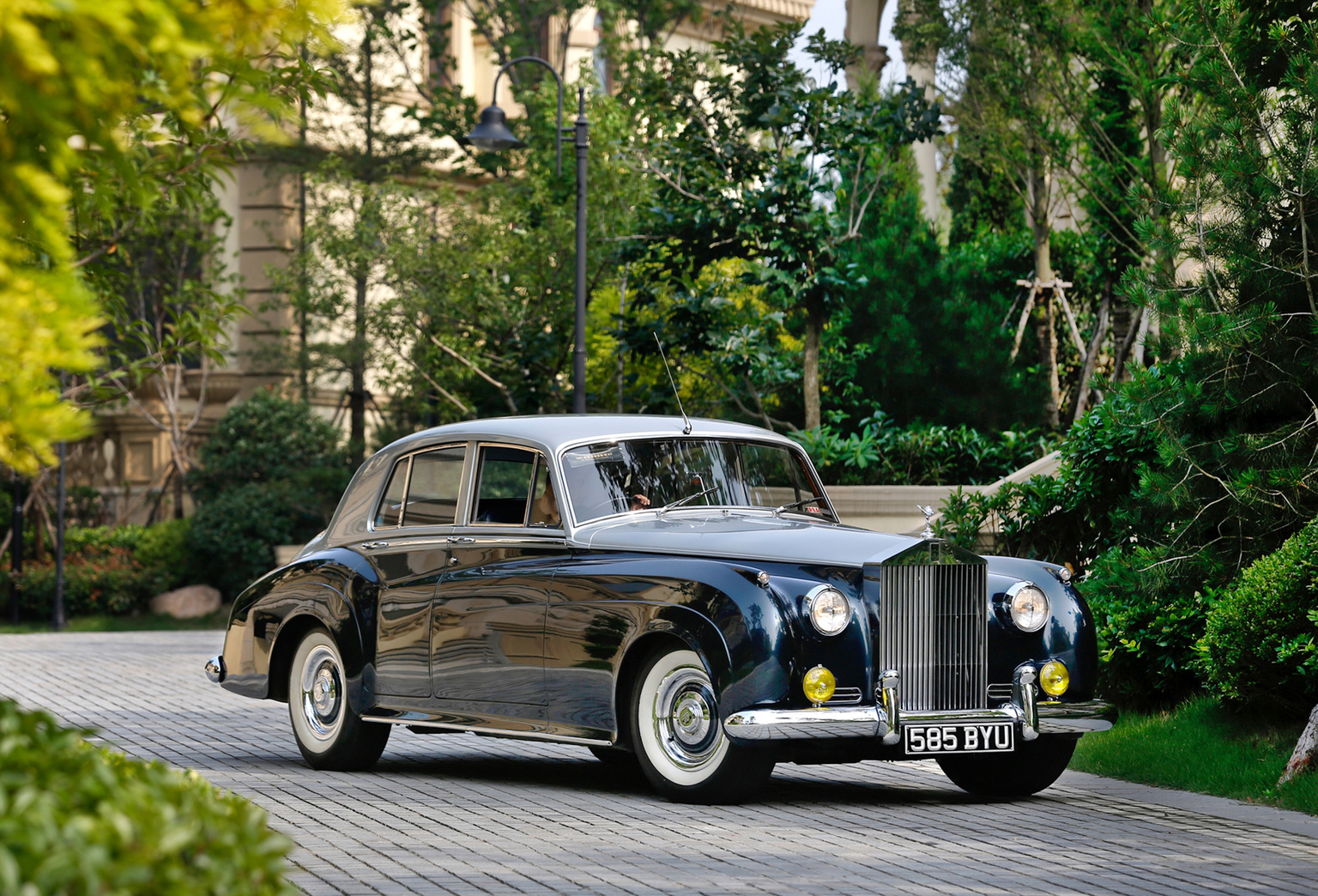 1955-1958_Rolls-Royce_Silver_Cloud_1.jpg